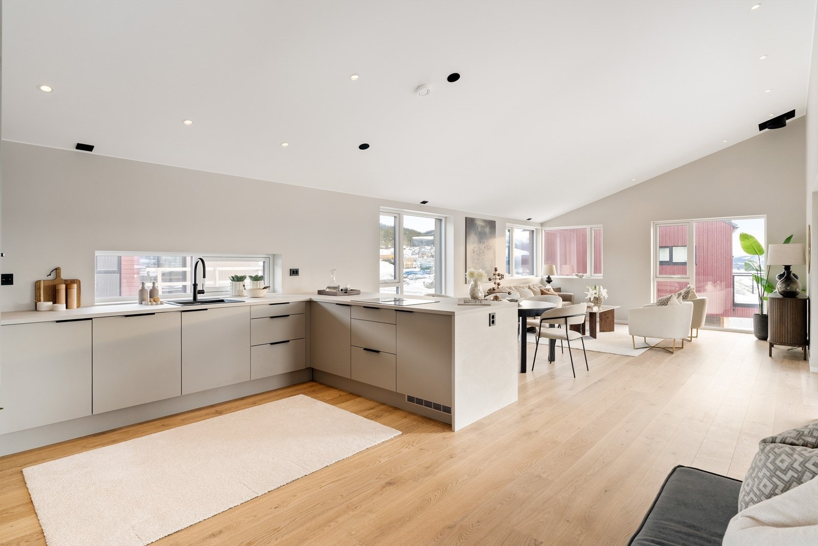 Ett nivå opp så kommer man til hovedetasjen. Lyst og luftig stue og kjøkkenareal på 45,5 kvm. Andre etasje er innredet med stue, kjøkken, WC, soverom og bod/walk-in. Galleribilde