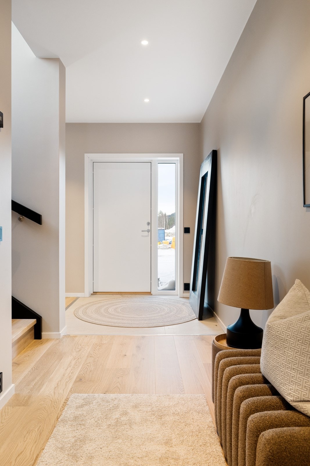 Downlights i himling. Gangarealet fordeler videre til 3 soverom, teknisk rom, 1 fullverdig bad og et kombinert bad og vaskerom. Begge flislagt i lekker utførelse. Galleribilde