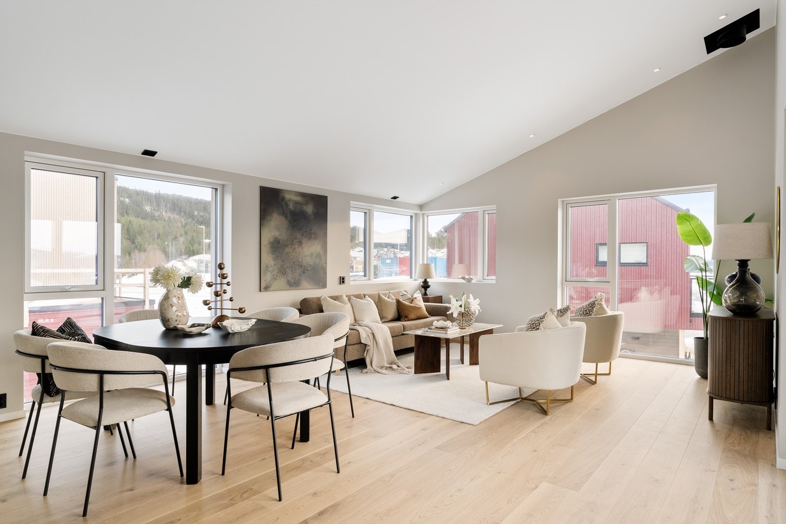 I overgangen mellom stuen og kjøkkenet har spiseplassen sin naturlige plassering. Det er lagt vekt på at etasjen skal ha en god romfølelse. Galleribilde