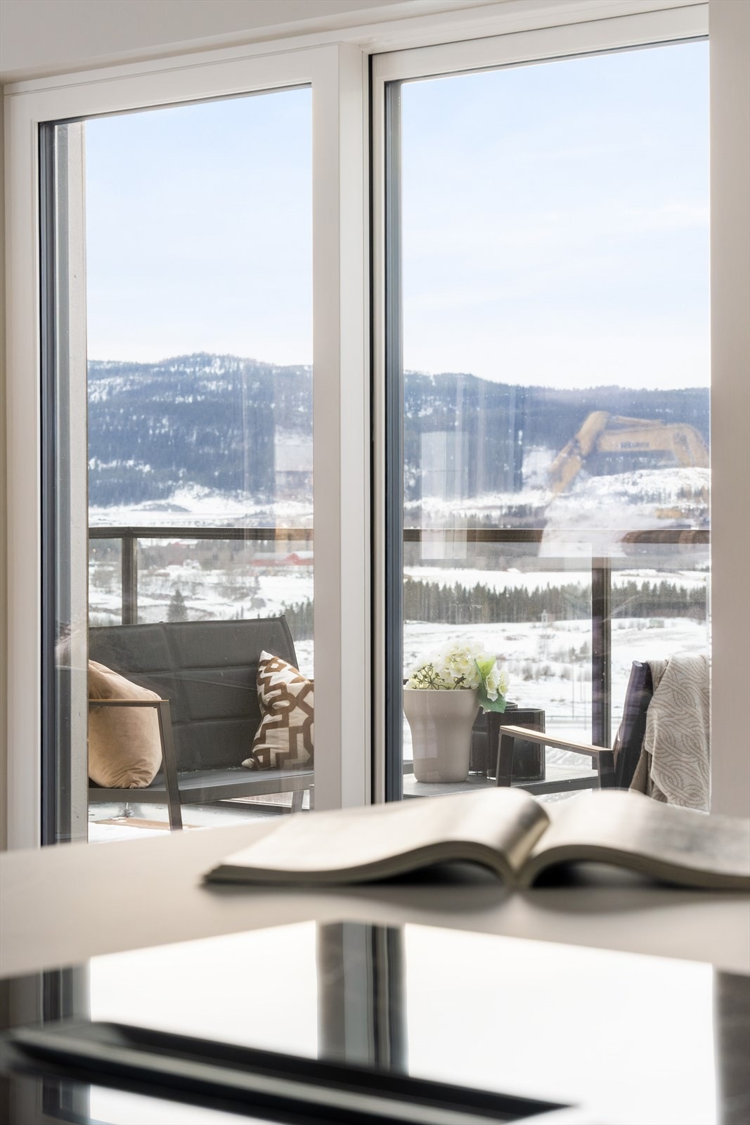 Fra kjøkkenet kan man nyte en flott utsikt. Galleribilde