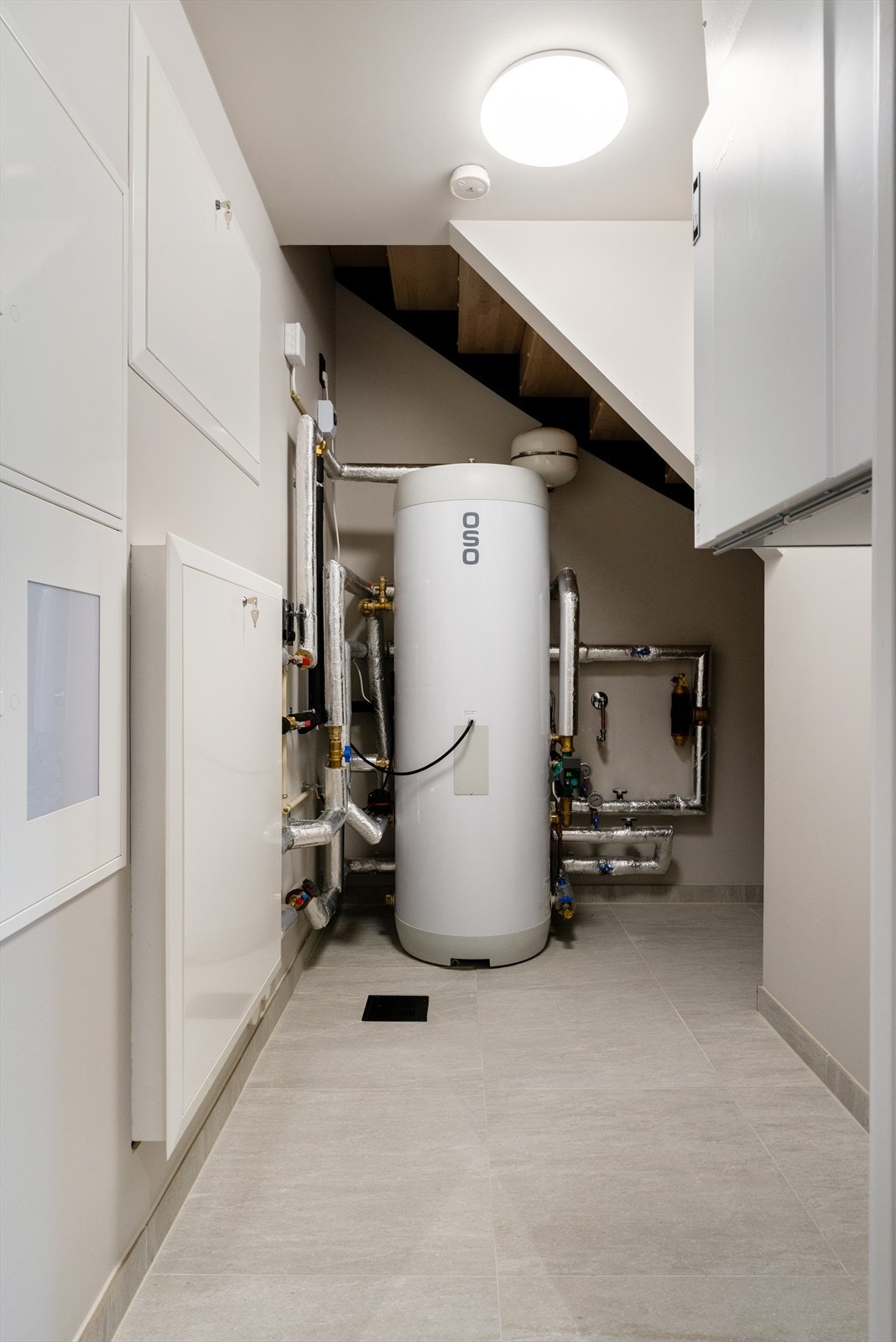 Teknisk rom. I boligen er det etablert vannbåren gulvvarme. (luft til vann varmepumpe). Galleribilde