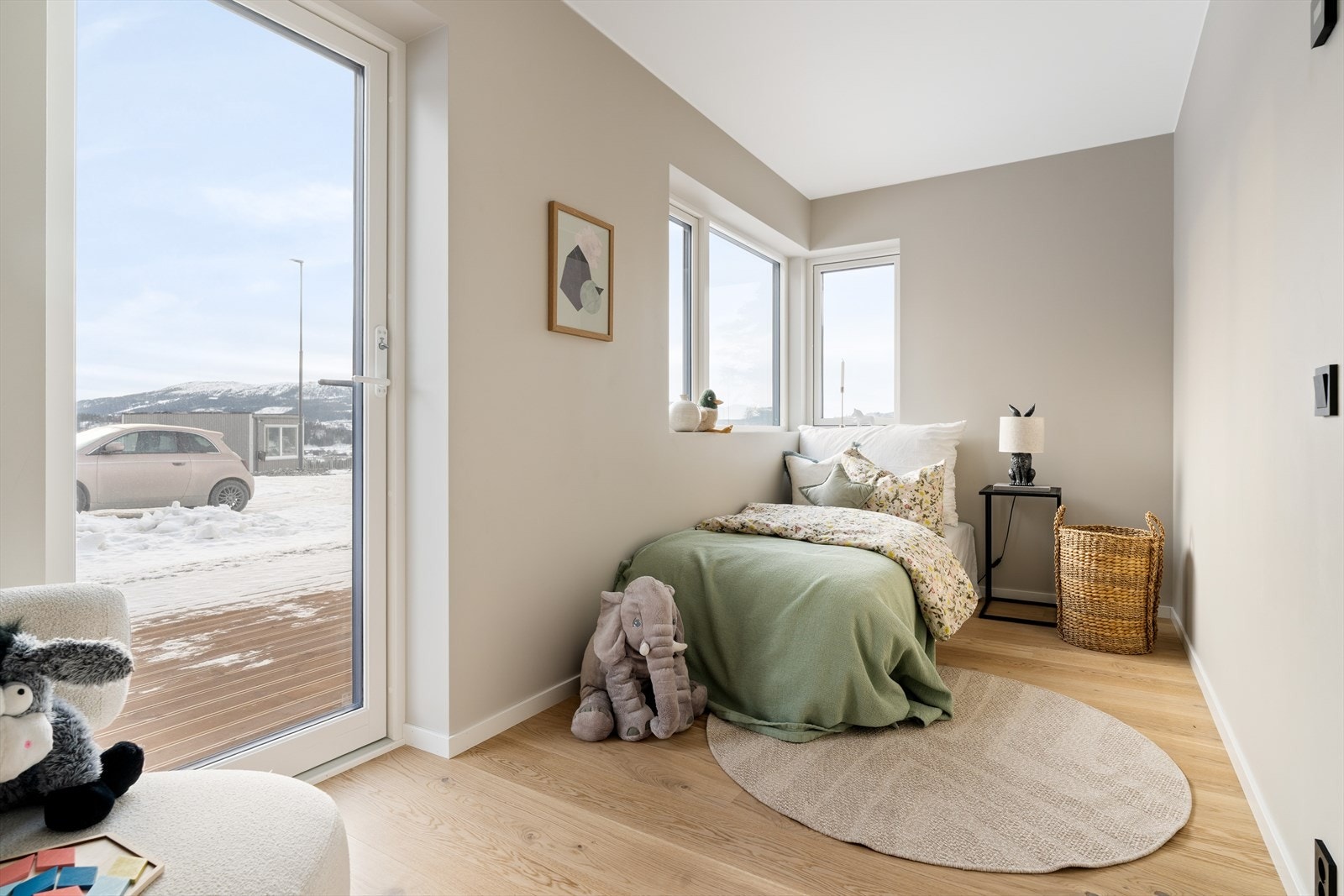 Etasjens tredje soverom. Rommet fungerer også som et ekstra stueareal dersom man har behov for det. Galleribilde