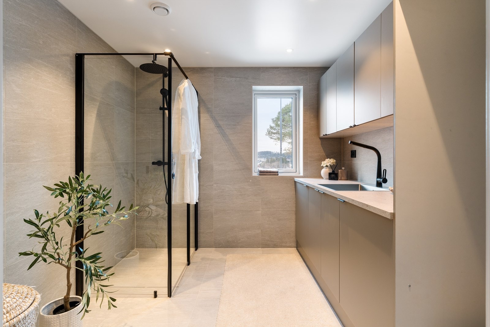 Nydelig vaskerom med dusjhjørne. Praktisk vaskeromsinnredning som sikrer god orden i rommet. Galleribilde