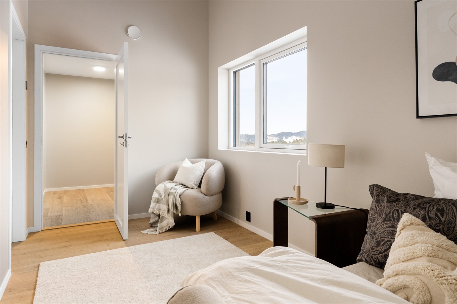 Soverom på ca 10 kvm. I tilknytning til soverommet har man en praktisk bod/walk-in løsning. Galleribilde