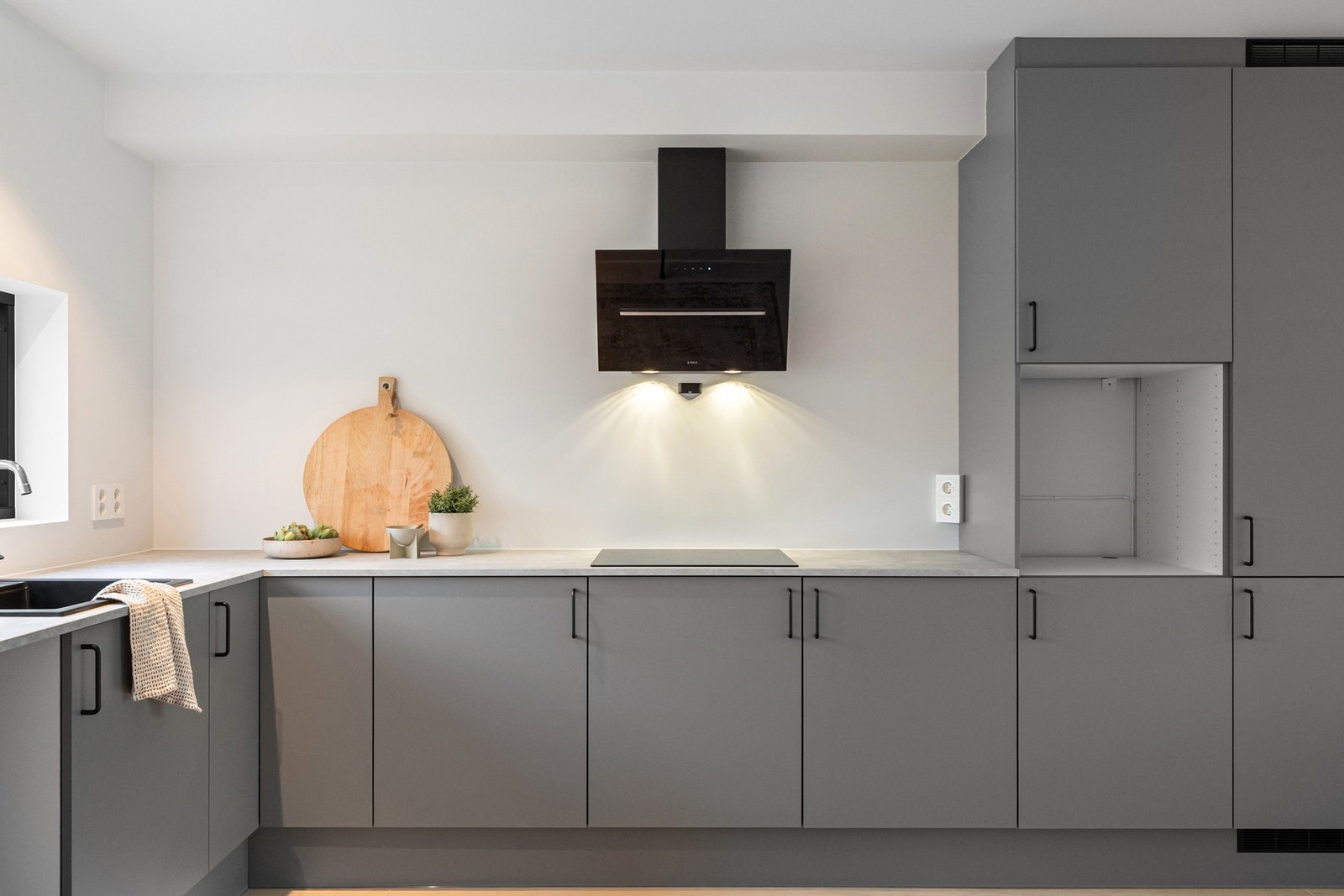 Moderne kjøkken med avsatt plass til hvitevarer. Bildene er fra naboleilighet (15B), med identiske løsninger og materialvalg. Galleribilde