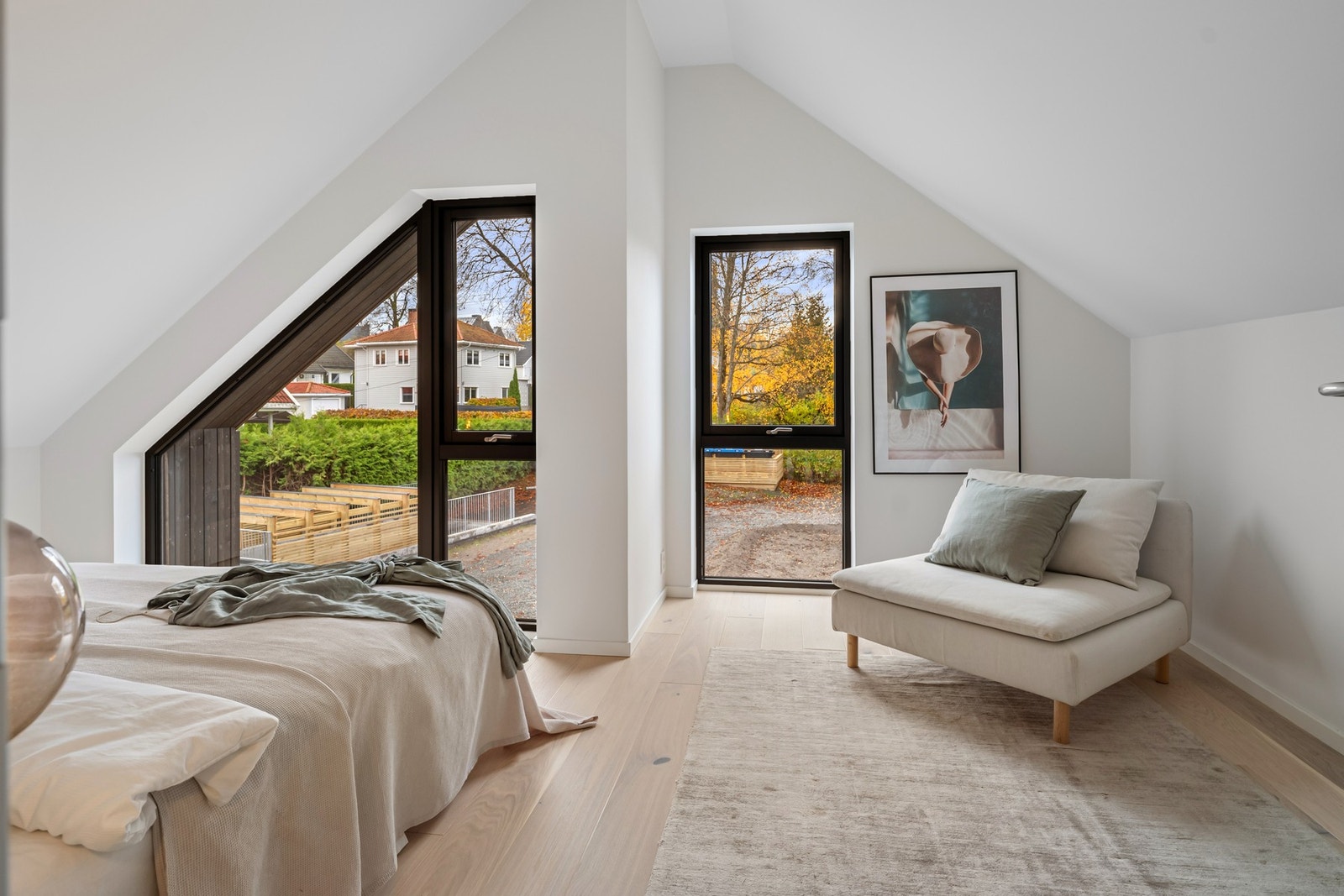 Lyst og luftig soverom med skråtak og store vinduer - gir rom for både avslapning og liten sittekrok. Bildene er fra naboleilighet (15B), med identiske løsninger og materialvalg. Galleribilde