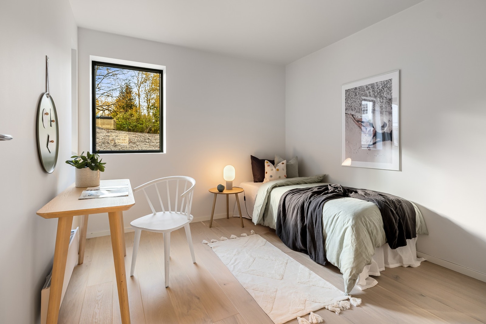 Trivelig soverom med plass til både seng og arbeidsbord - et fleksibelt rom for gjest eller ungdom. Bildene er fra naboleilighet (15B), med identiske løsninger og materialvalg. Galleribilde