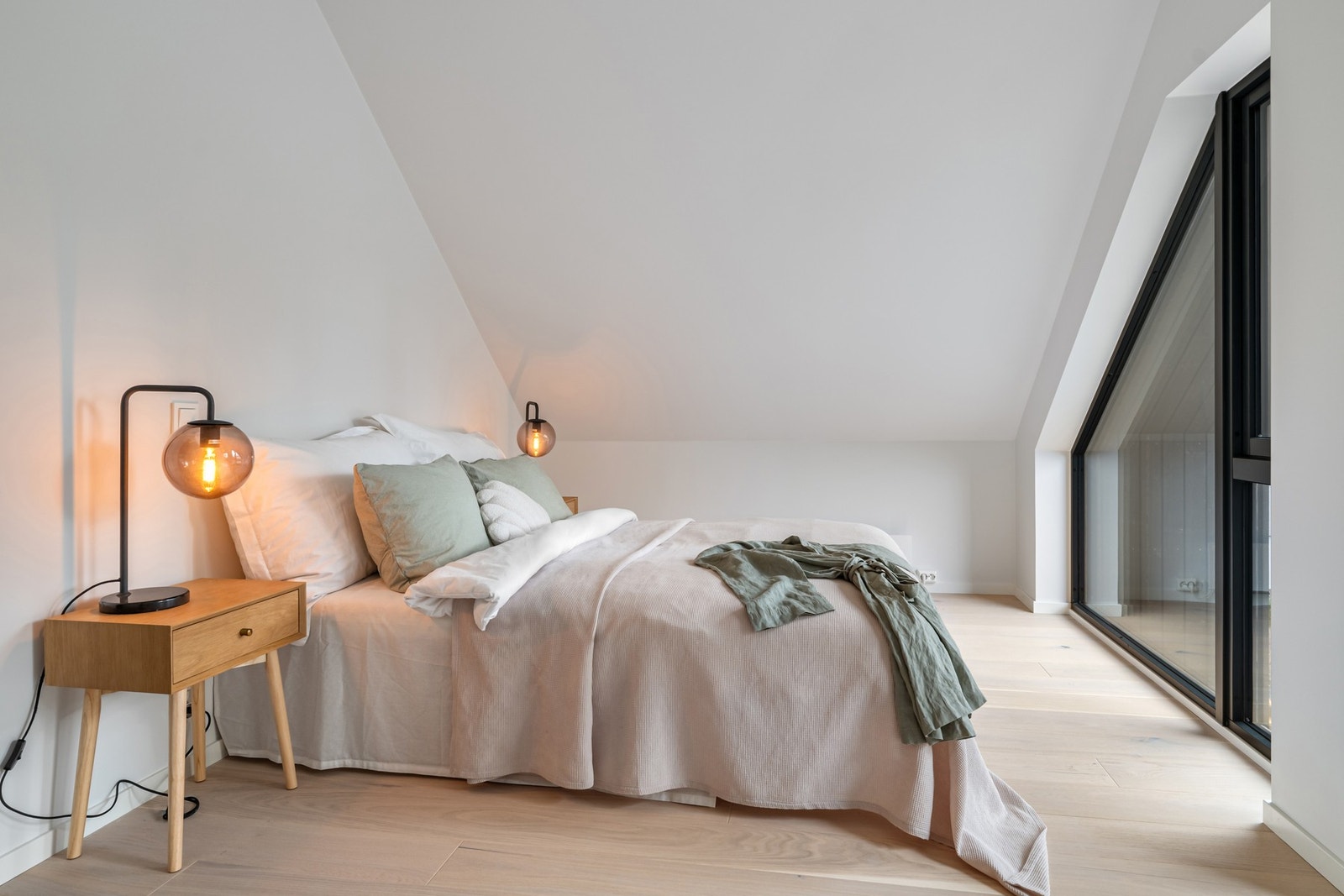 Hyggelig soverom med skråtak og plass til dobbeltseng - perfekt for rolig søvn og personlig innredning. Bildene er fra naboleilighet (15B), med identiske løsninger og materialvalg. Galleribilde