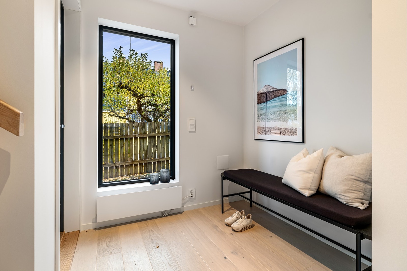 Innbydende entré. Bildene er fra naboleilighet (15B), med identiske løsninger og materialvalg. Galleribilde