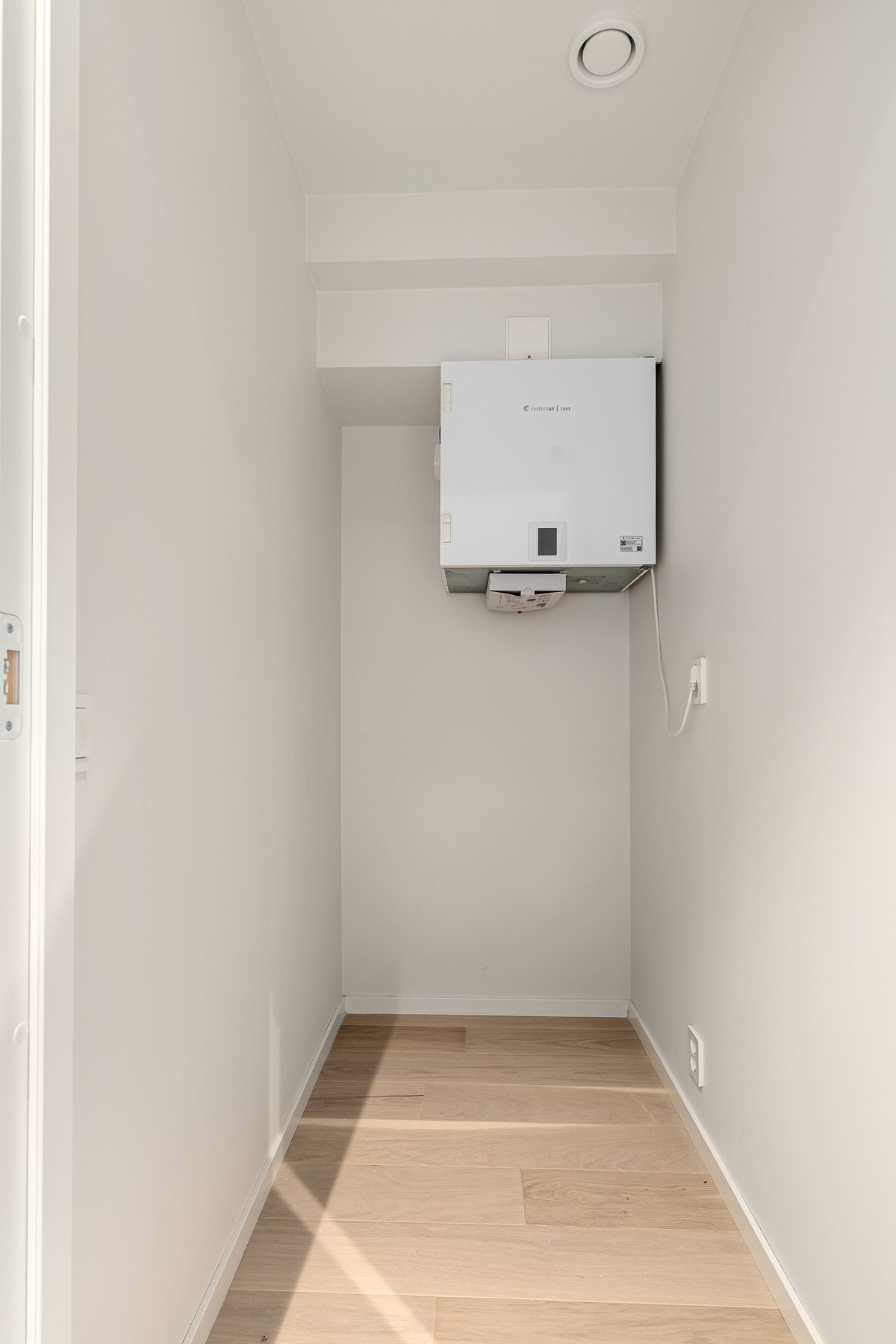 Teknisk rom med ventilasjonsanlegg - kan også brukes som lagringsplass for rengjøringsutstyr eller sesongartikler. Bildene er fra naboleilighet (15B), med identiske løsninger og materialvalg. Galleribilde