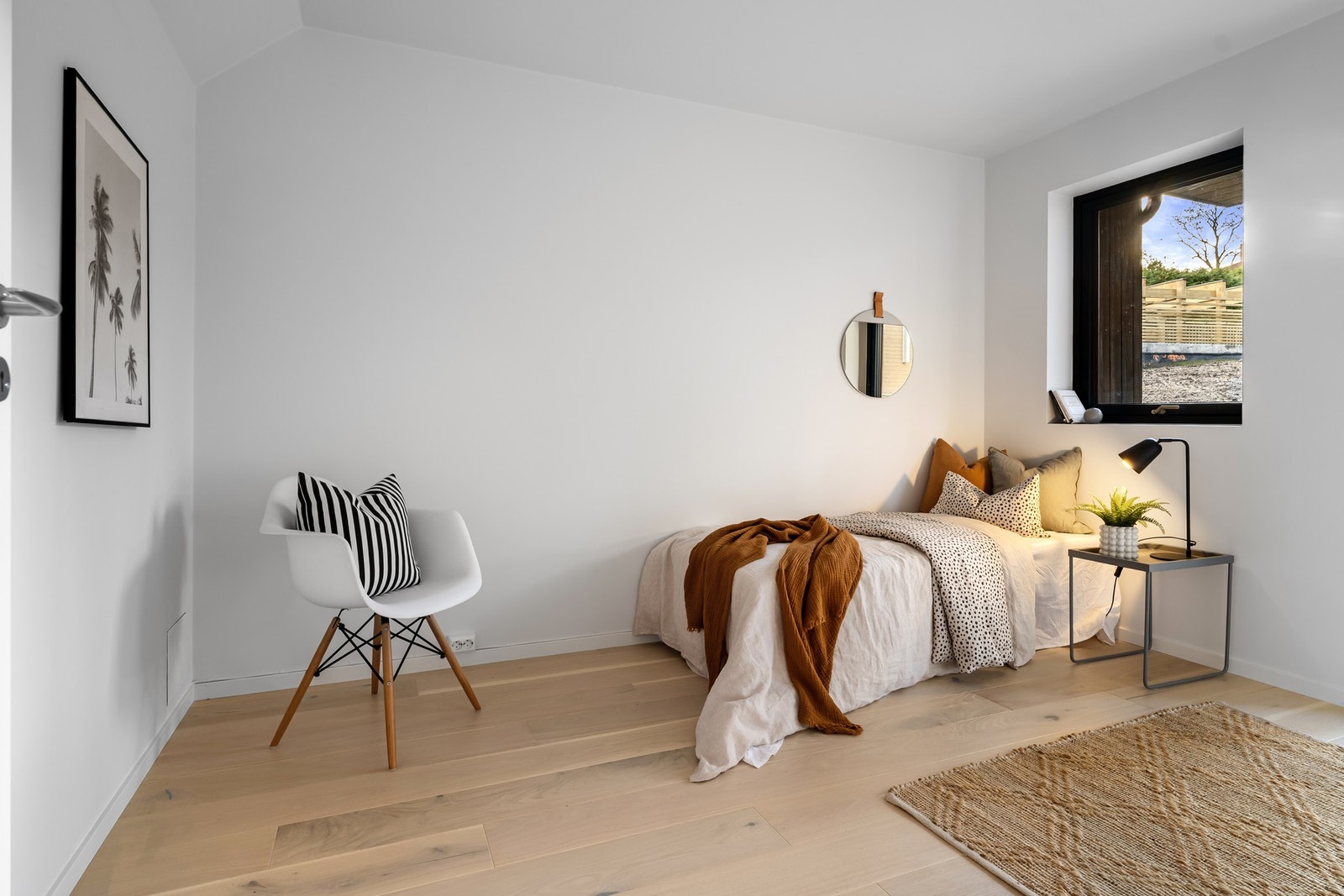 Sjarmerende soverom med vindu og fleksibel planløsning - romslig nok til seng, sittehjørne og dekor, perfekt for gjest eller tenåring. Bildene er fra naboleilighet (15B), med identiske løsninger og materialvalg. Galleribilde