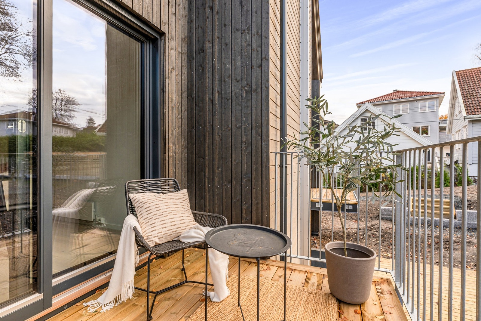 Fra stuen har man tilgang til en koselig balkong. Bildene er fra naboleilighet (15B), med identiske løsninger og materialvalg. Galleribilde