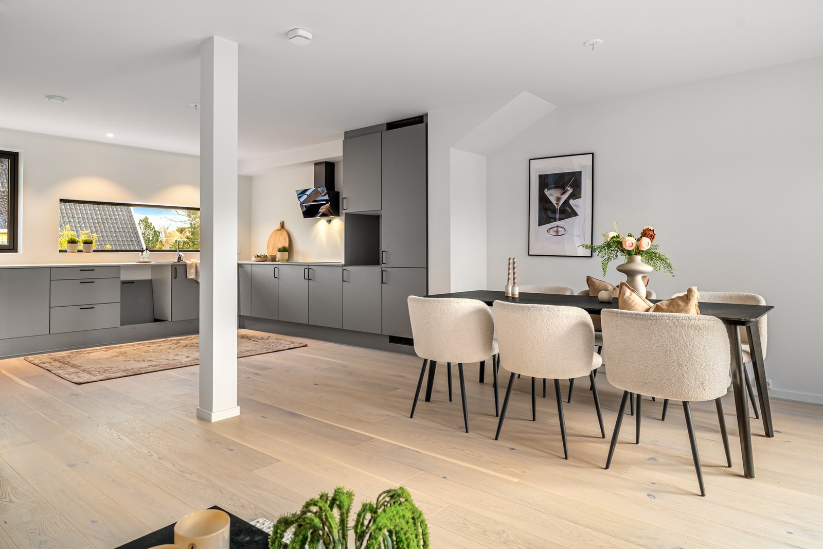 Moderne kjøkken med hvitevarer og åpen løsning mot spiseplassen - perfekt for matlaging og sosialt samvær. Bildene er fra naboleilighet (15B), med identiske løsninger og materialvalg. Galleribilde