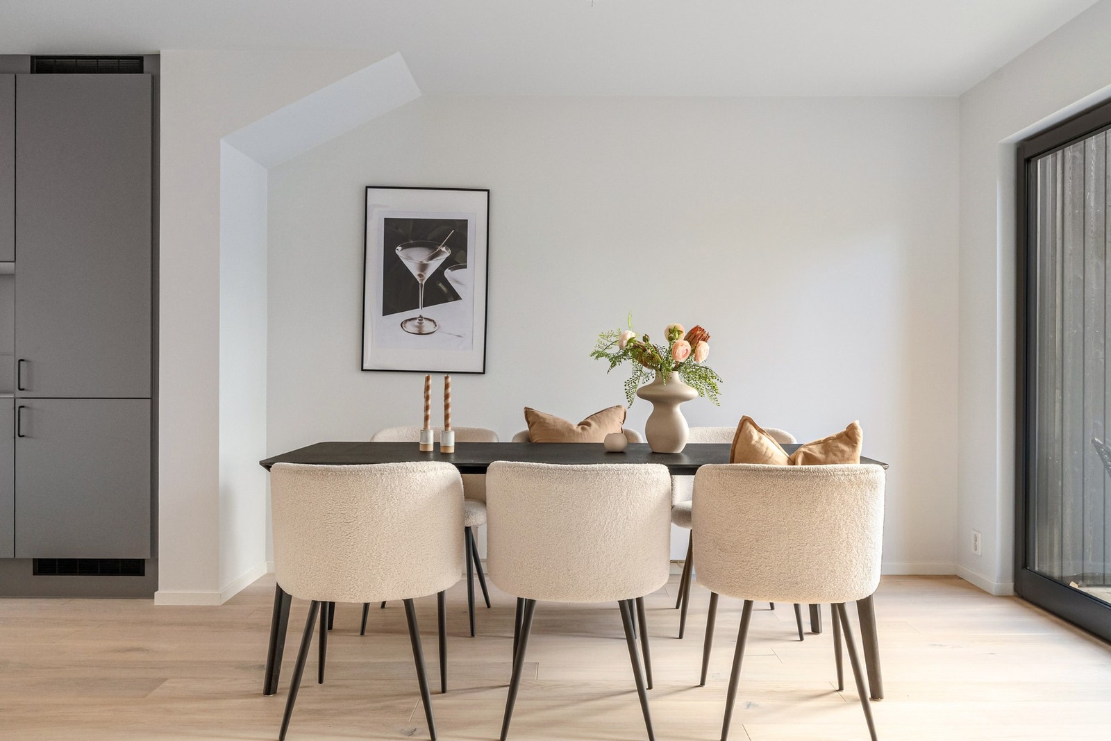 Lys og stilren spiseplass med god plass til gjester - ideell for hyggelige middager og samvær. Bildene er fra naboleilighet (15B), med identiske løsninger og materialvalg. Galleribilde