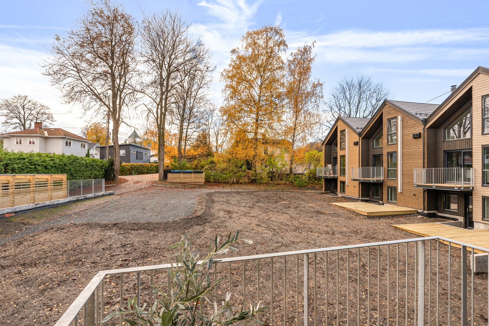 Fra balkong har man utsyn til fellesarealet. Her blir det grønt og fint. Bildene er fra naboleilighet (15B), med identiske løsninger og materialvalg. Galleribilde