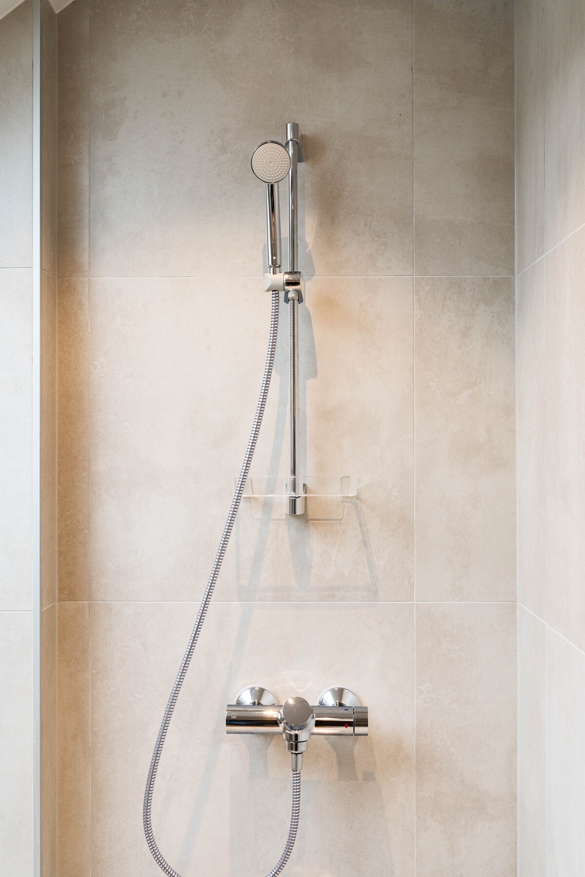 Bildene er fra naboleilighet (15B), med identiske løsninger og materialvalg. Galleribilde