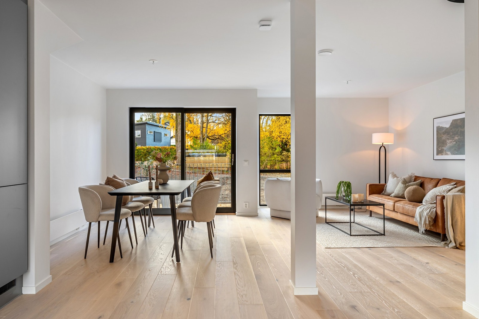 Moderne og lys åpen etasje. Bildene er fra naboleilighet (15B), med identiske løsninger og materialvalg. Galleribilde