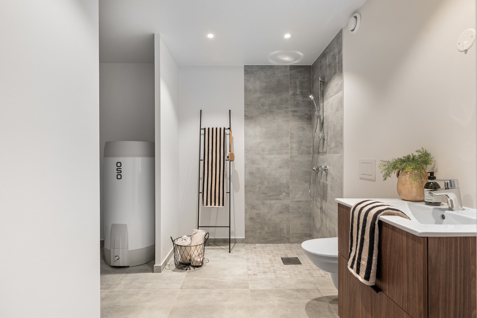 Praktisk bad/vaskerom med moderne og fine fliser. Bildene er fra naboleilighet (15B), med identiske løsninger og materialvalg. Galleribilde