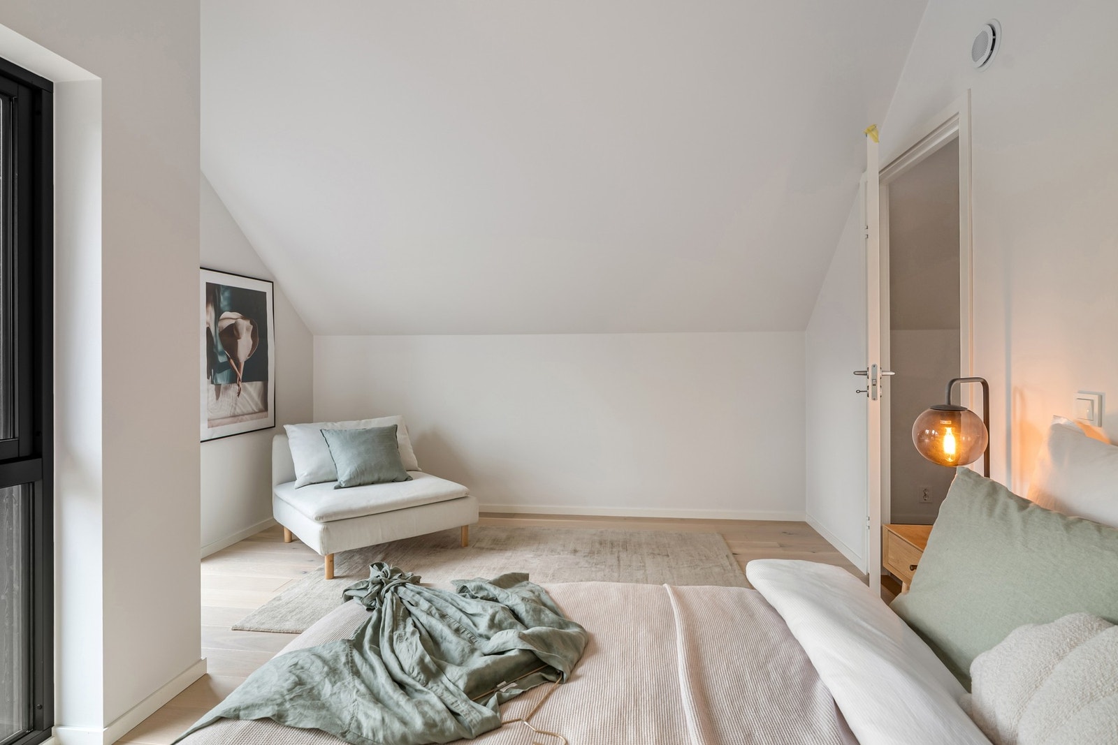 Romslig soverom med god plass til både seng og sittekrok - her kan du innrede etter behov, enten som soverom, kontor eller hobbyrom. Bildene er fra naboleilighet (15B), med identiske løsninger og materialvalg. Galleribilde