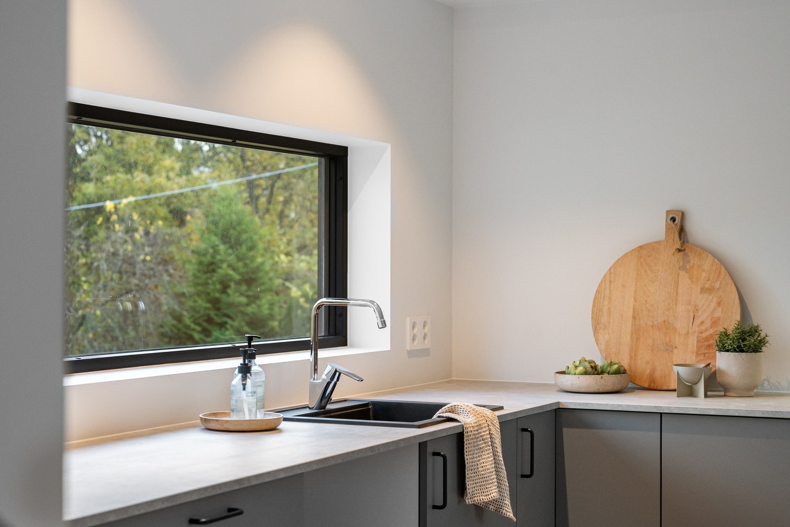 Delikat arbeidsbenk med vindu - nyt utsikten mens du forbereder maten og skap dine egne kulinariske øyeblikk. Bildene er fra naboleilighet (15B), med identiske løsninger og materialvalg. Galleribilde