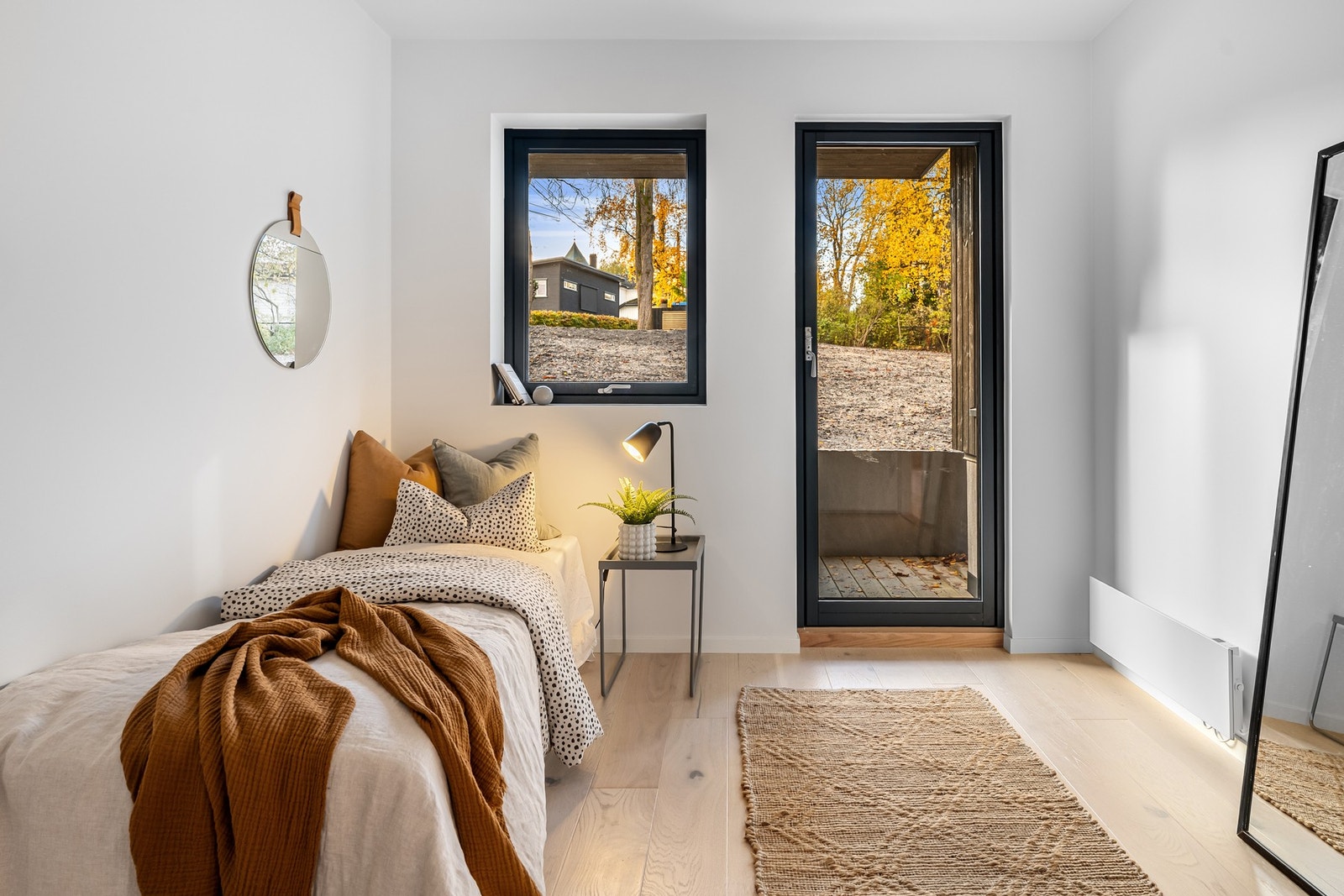 Soverom med direkte utgang til hagen via egen dør og vinduer som slipper inn mye lys. Bildene er fra naboleilighet (15B), med identiske løsninger og materialvalg. Galleribilde