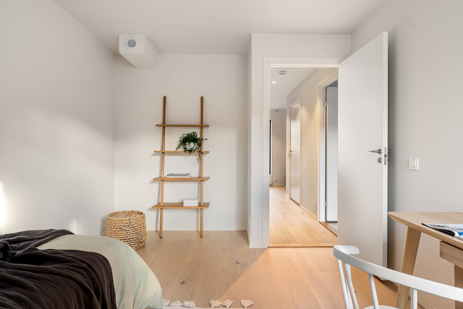 Soverom med praktisk adkomst til gang og naturlig lys - perfekt som gjesterom, ungdomsrom eller hjemmekontor. Bildene er fra naboleilighet (15B), med identiske løsninger og materialvalg. Galleribilde