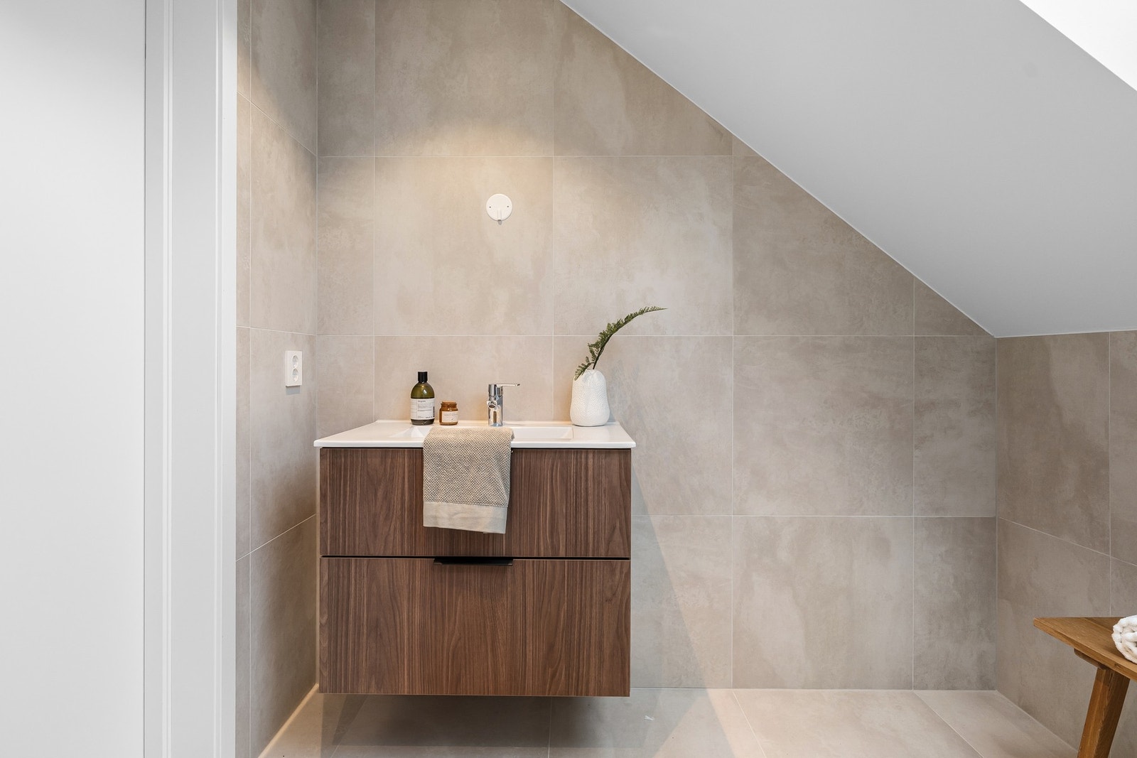 Bildene er fra naboleilighet (15B), med identiske løsninger og materialvalg. Galleribilde