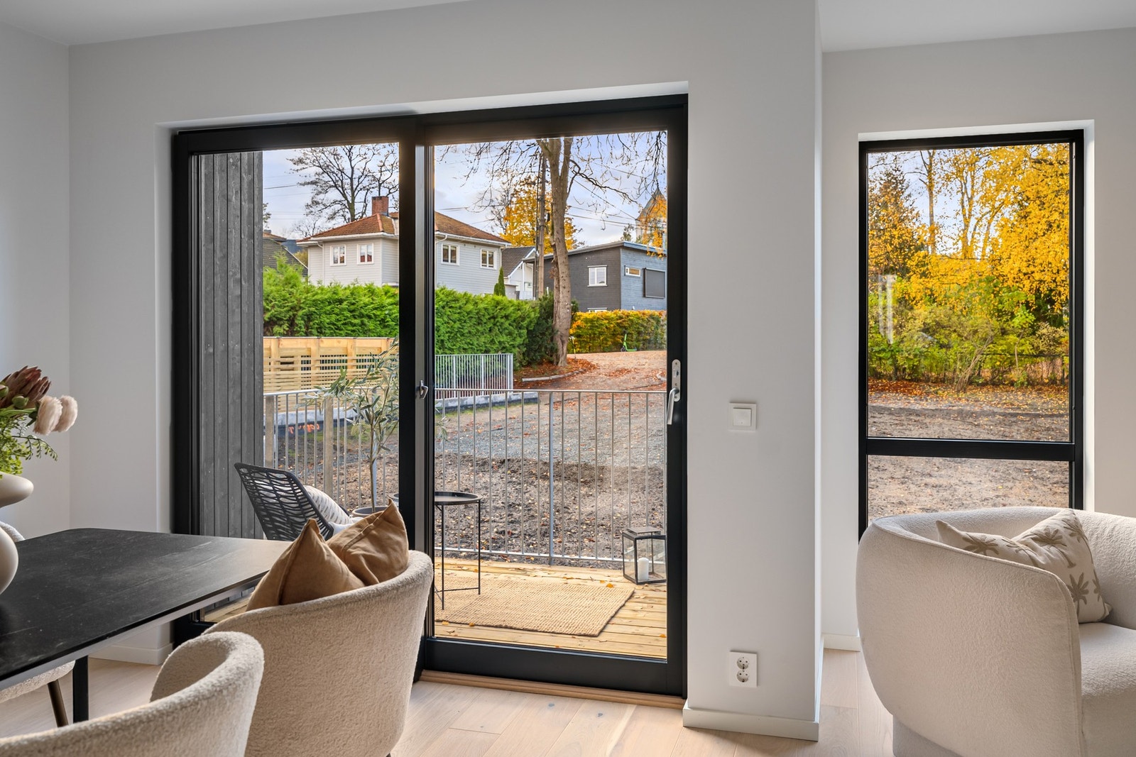 Lys stue med skyvedører ut til balkong. Bildene er fra naboleilighet (15B), med identiske løsninger og materialvalg. Galleribilde