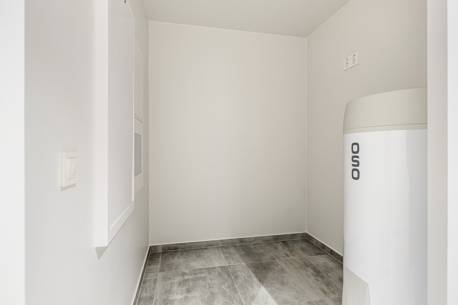 Plass til oppbevaring, vaskemaskin og tørketrommel. Bildene er fra naboleilighet (15B), med identiske løsninger og materialvalg. Galleribilde