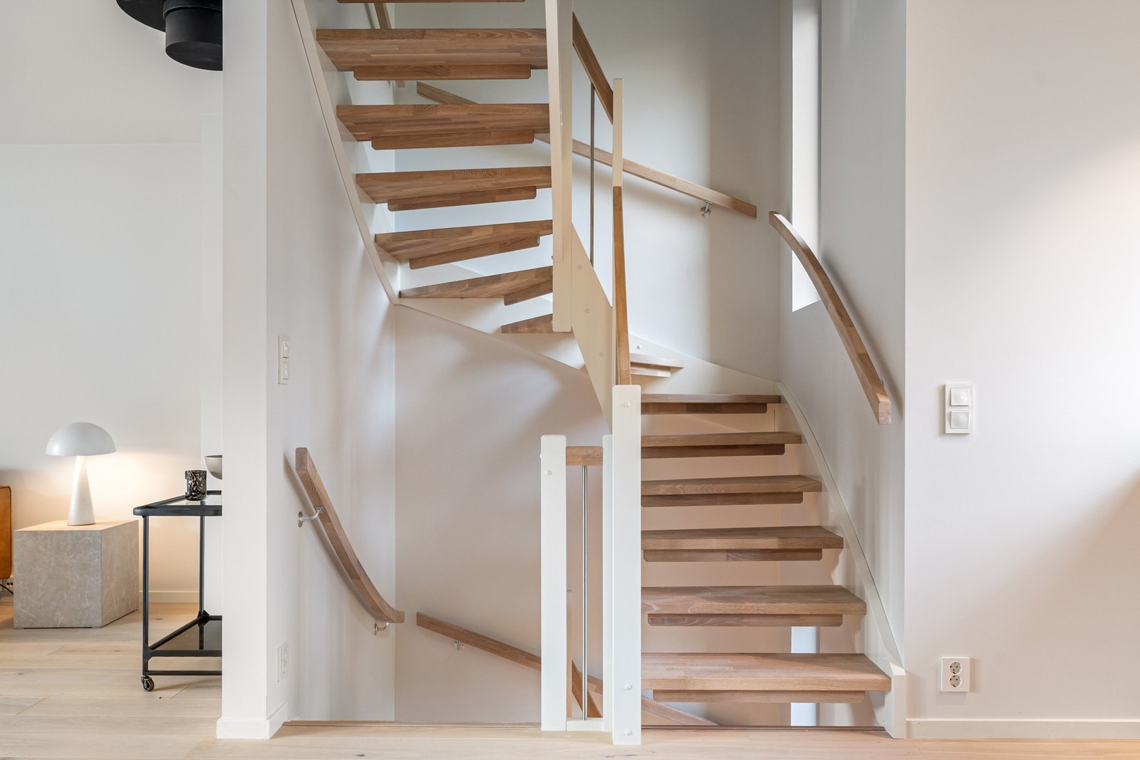 Stilig trappeløsning i tre som binder etasjene sammen - gir et luftig preg og kan fremheves med personlig belysning.Bildene er fra naboleilighet (15B), med identiske løsninger og materialvalg. Galleribilde