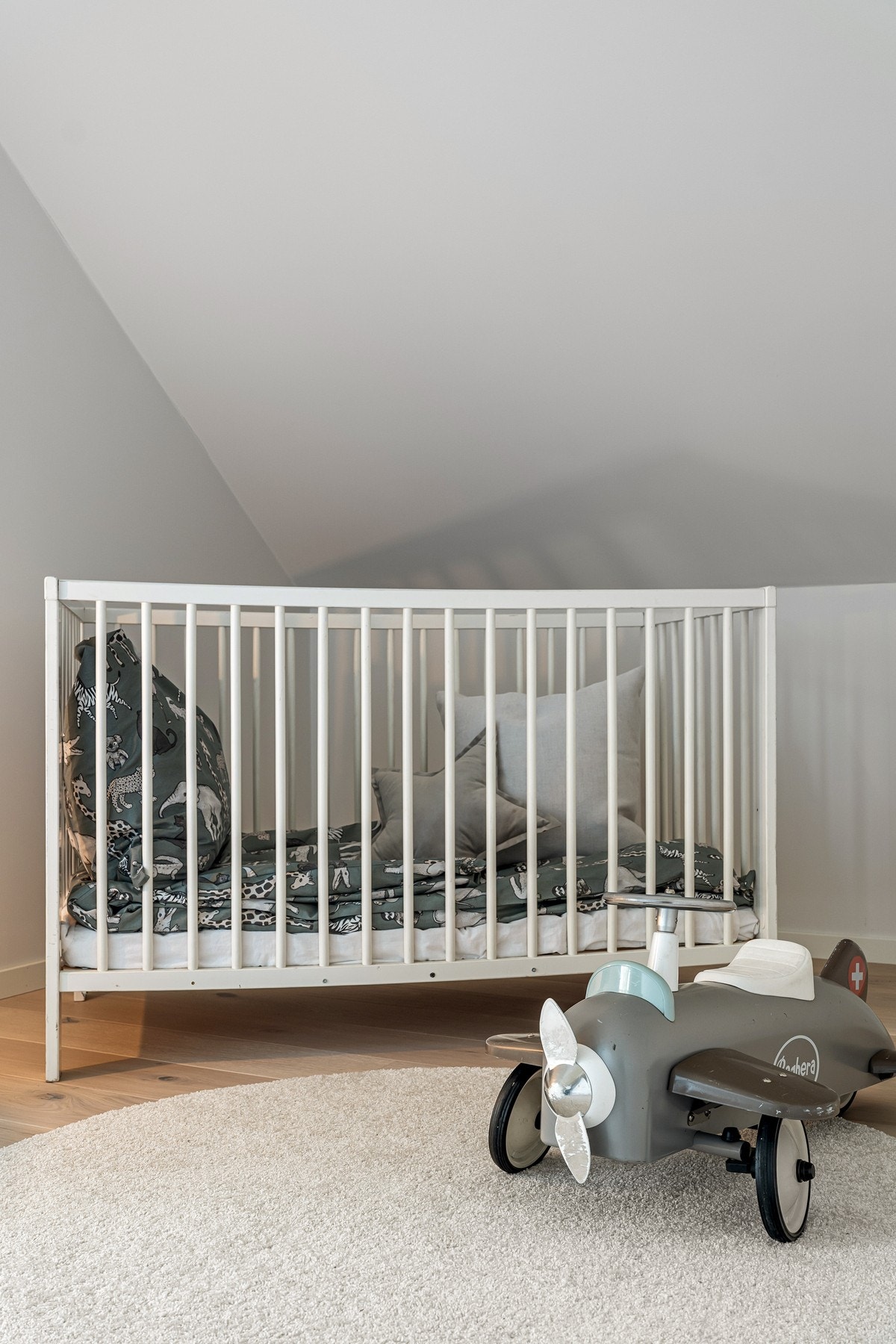 Rom i 3. etasje i dag innredet som barnerom. (Byggemeldt som kontor). Bildene er fra naboleilighet (15B), med identiske løsninger og materialvalg. Galleribilde