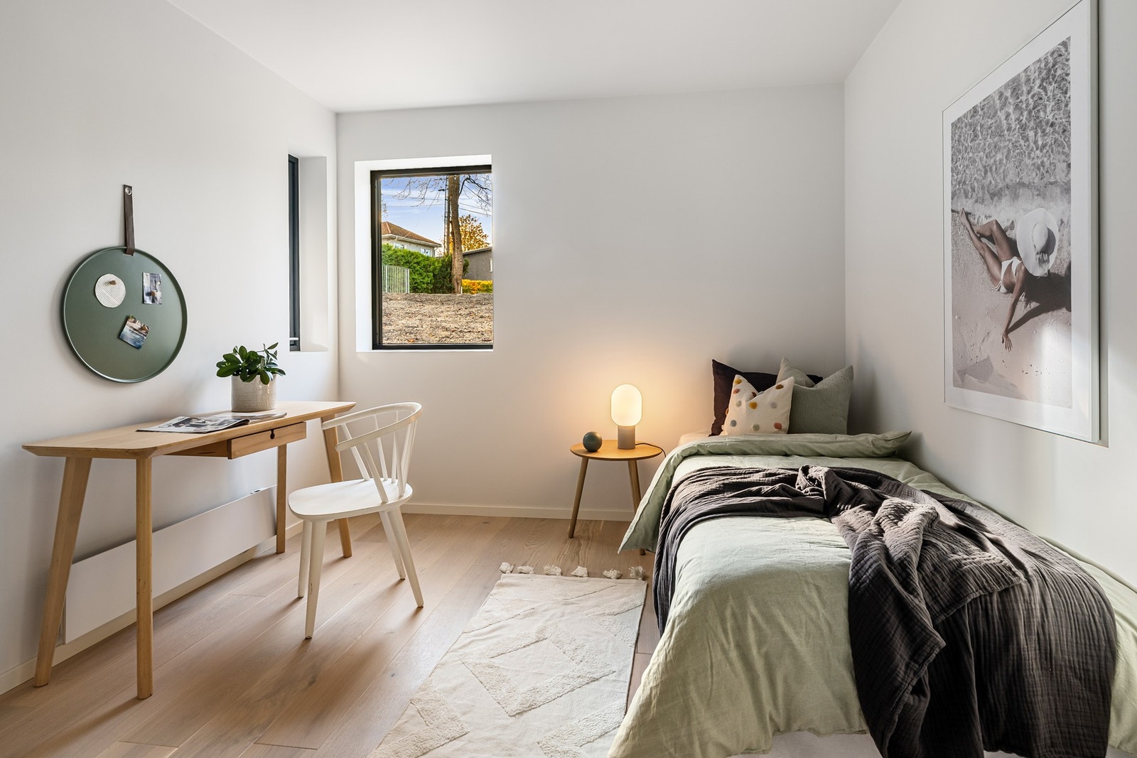 Trivelig soverom med plass til både seng og arbeidsbord. Bildene er fra naboleilighet (15B), med identiske løsninger og materialvalg. Galleribilde