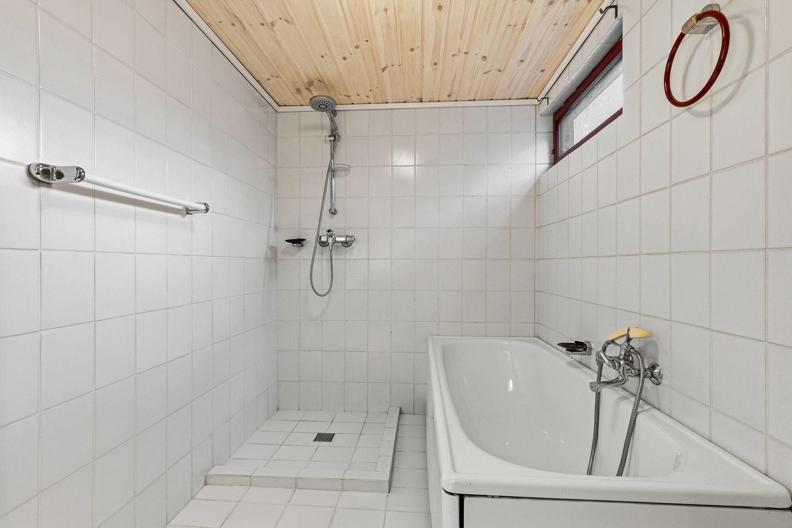 Bad i kjeller er innredet med både badekar og dusjplass. Det er varmekabler i gulv Galleribilde