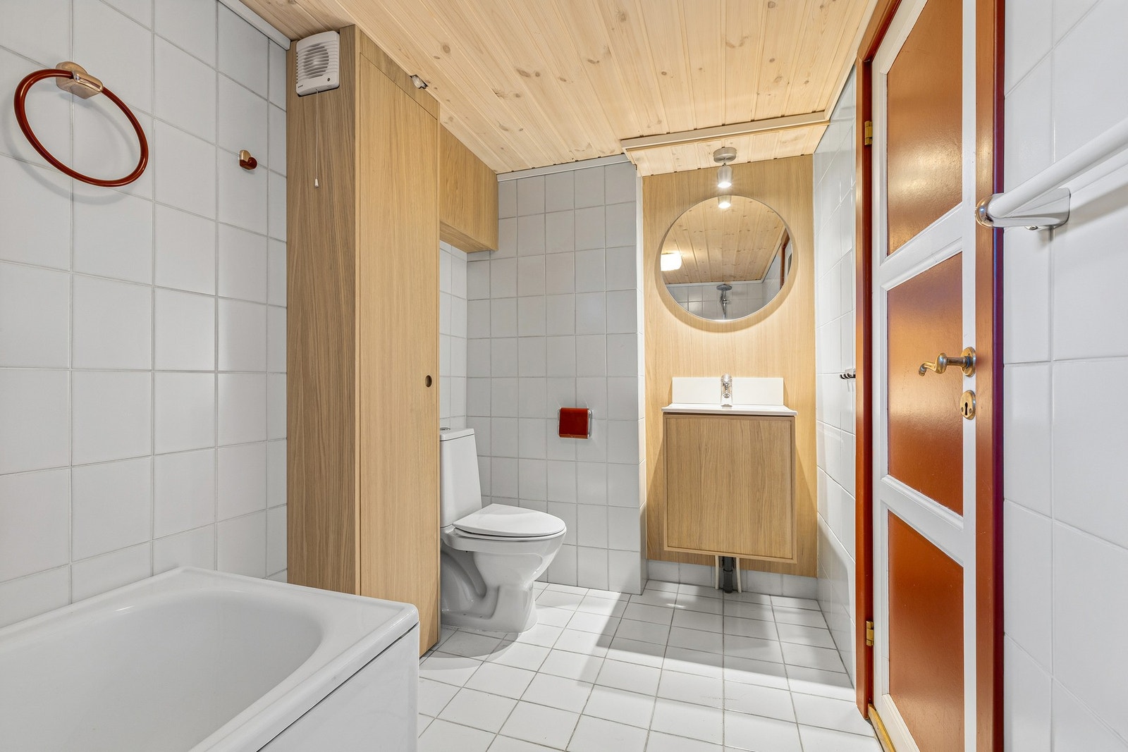 Underetasjens flislagte bad ble etablert i ca.1990, og har fornyelser med servant, baderomsmøbel og rørinnkassing fra 2026 (byggemeldt som bod - ikke omsøkt) Galleribilde