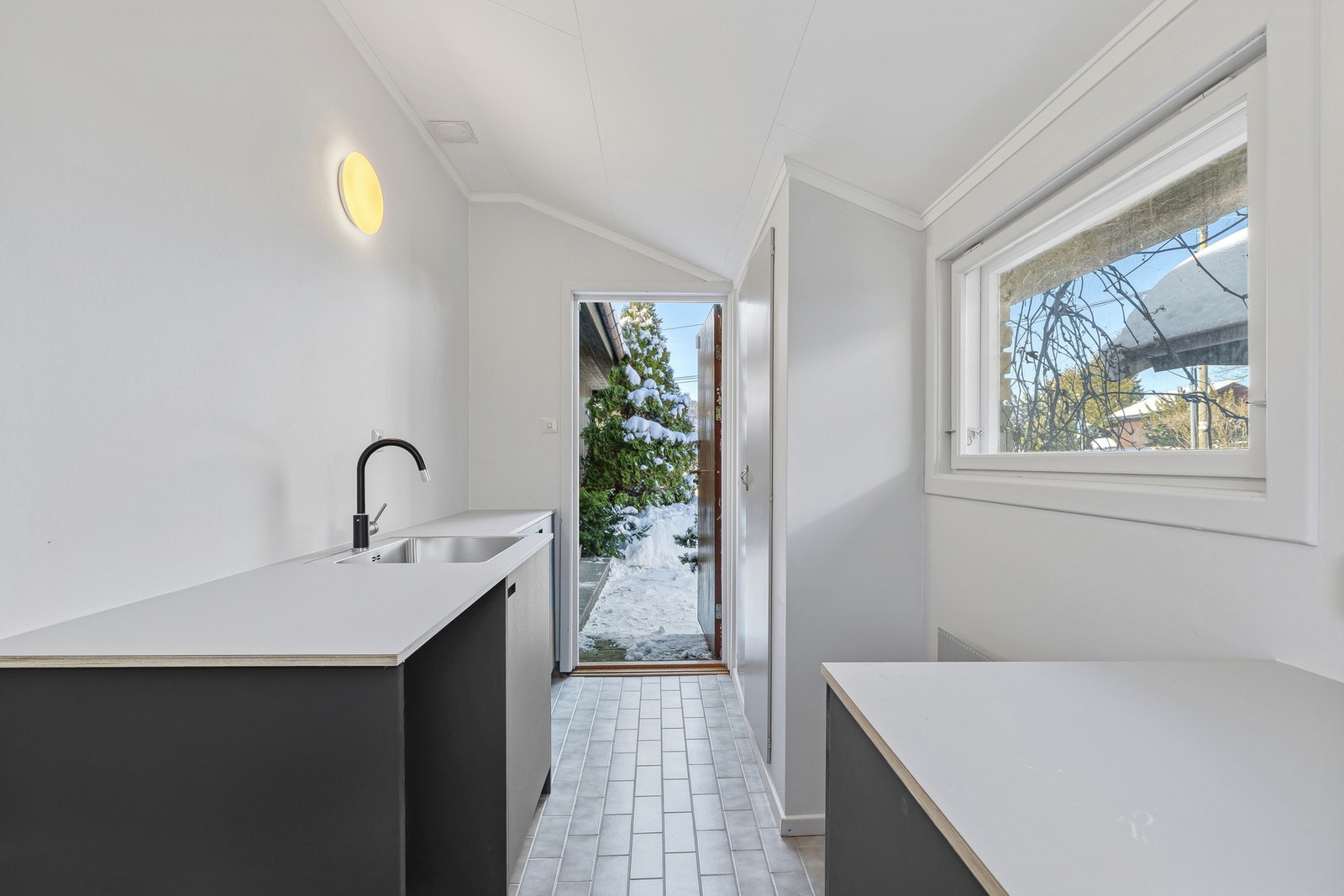 Vaskerommet har underlimt Blanco vask i stål og praktisk utgang til terreng ved inngangsparti Galleribilde