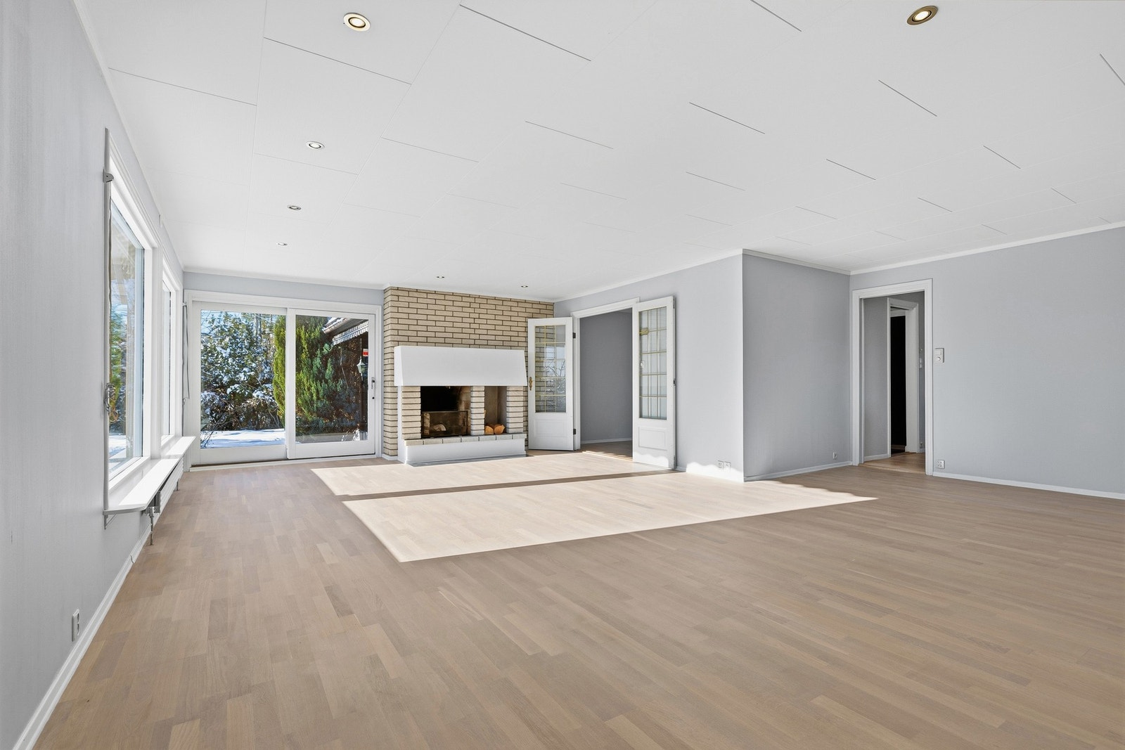 Stuen er lys og tiltalende med ekstra flott innfall av dagslys fra tre ulike himmelretninger Galleribilde