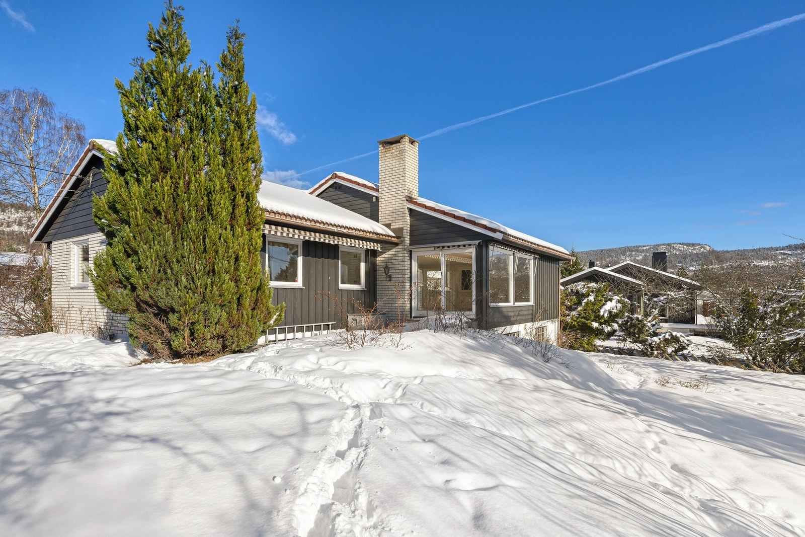 Eiendommen ligger fritt og fint til på feltet, med flott utsikt i retning Kolsåstoppen Galleribilde