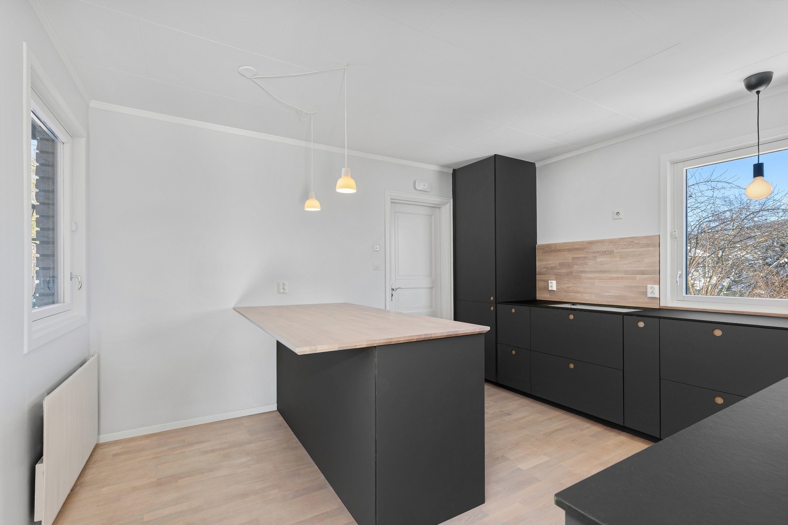 Kjøkkenøy har plate i heltre eik med profilkant. Rommet har fint gjennomlys og inngang til boligens vaskerom Galleribilde