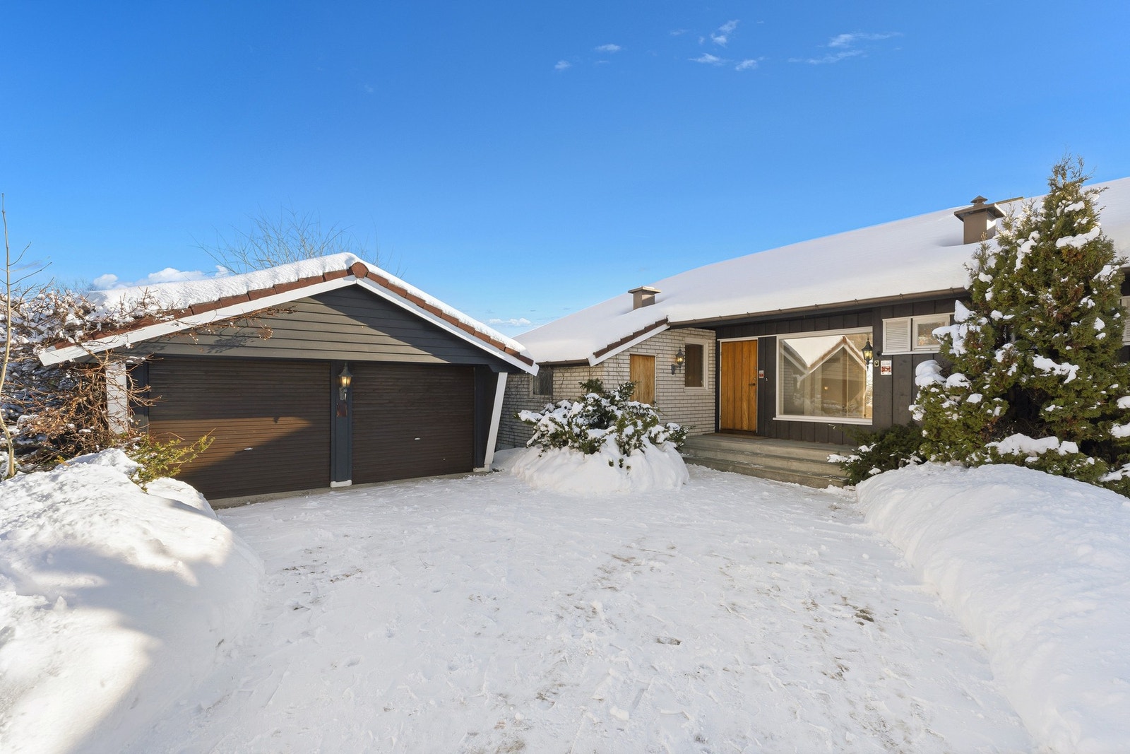 Eneboligen har en dobbel garasje på 30 kvm., og en gårdsplass med biloppstillingsplasser Galleribilde