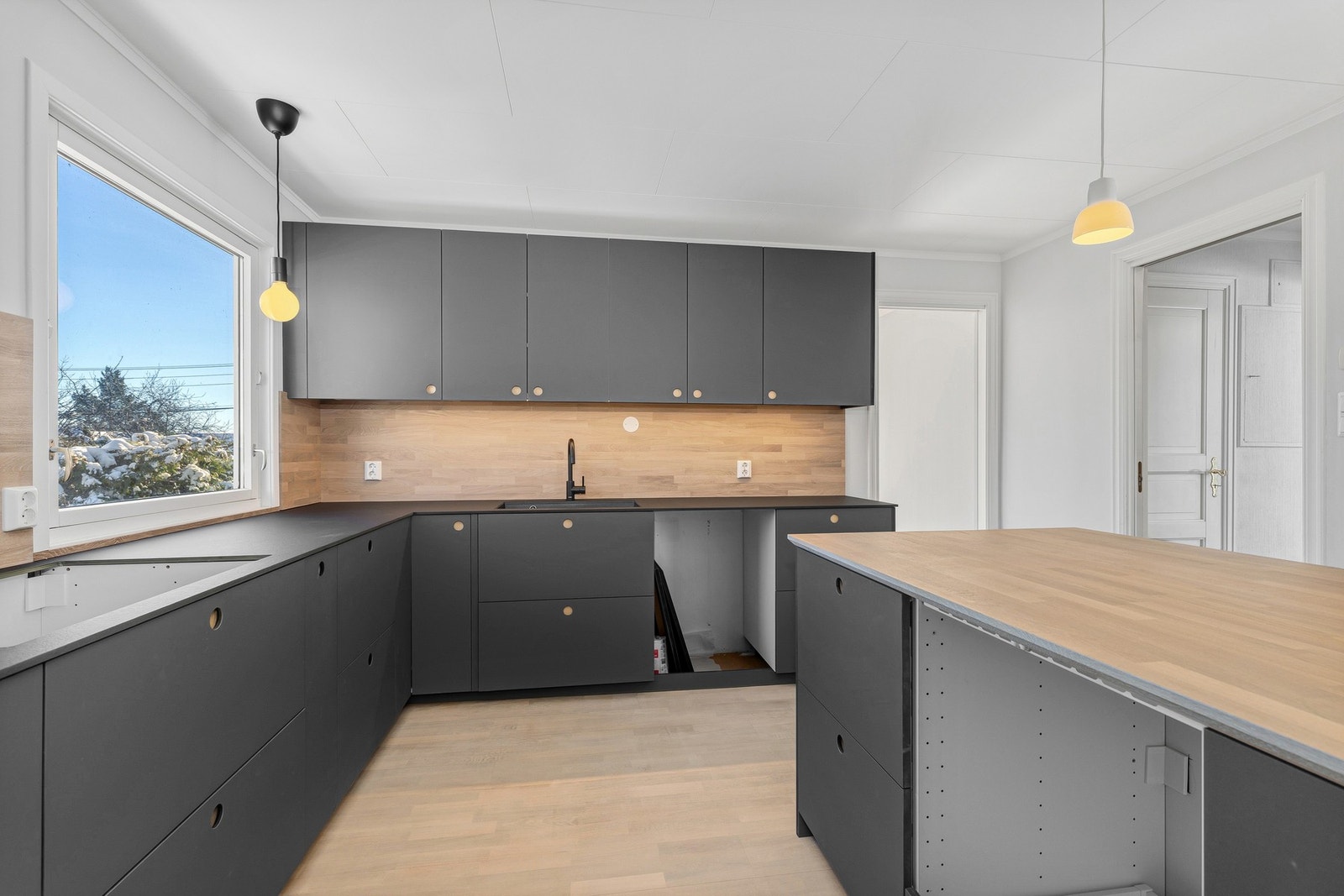 Innredningen har skrog fra Ikea og tilpassede glatte fronter og dekksider fra Oslo Plateskredderi Galleribilde