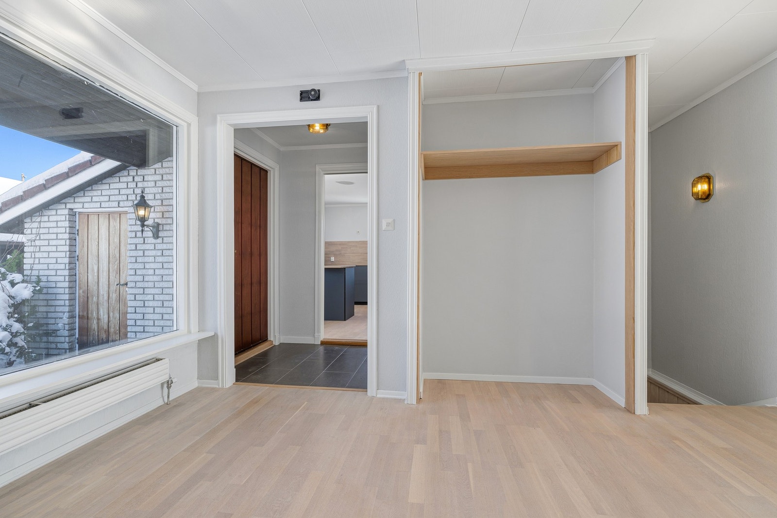 Entréen har tilgang til en hall med gjennomlys og nisje for klesoppheng Galleribilde