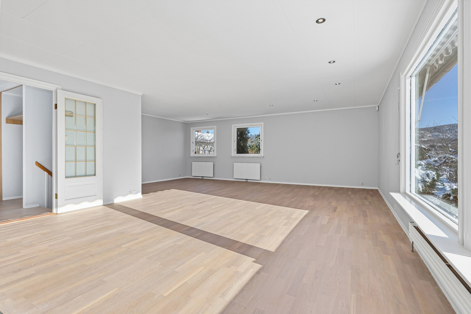 Stuen har rikelig plass til både spisestue og det du måtte ønske av stuemøblement Galleribilde