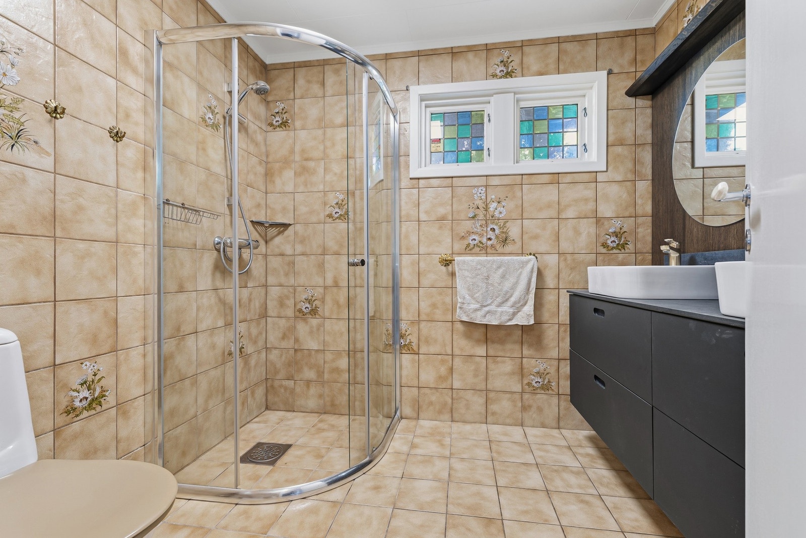 Tilknyttet soverommene i 1. etg ligger et flislagt bad fra byggeår med varmekabler i gulv. Galleribilde