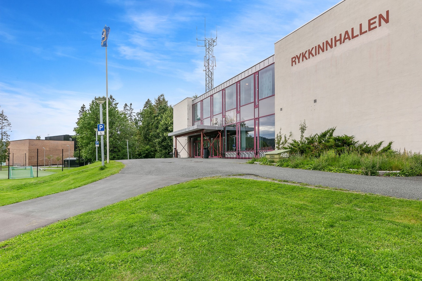 Det er gangavstand Rykkinnhallen med håndball- og basketbaner med internasjonal standard Galleribilde