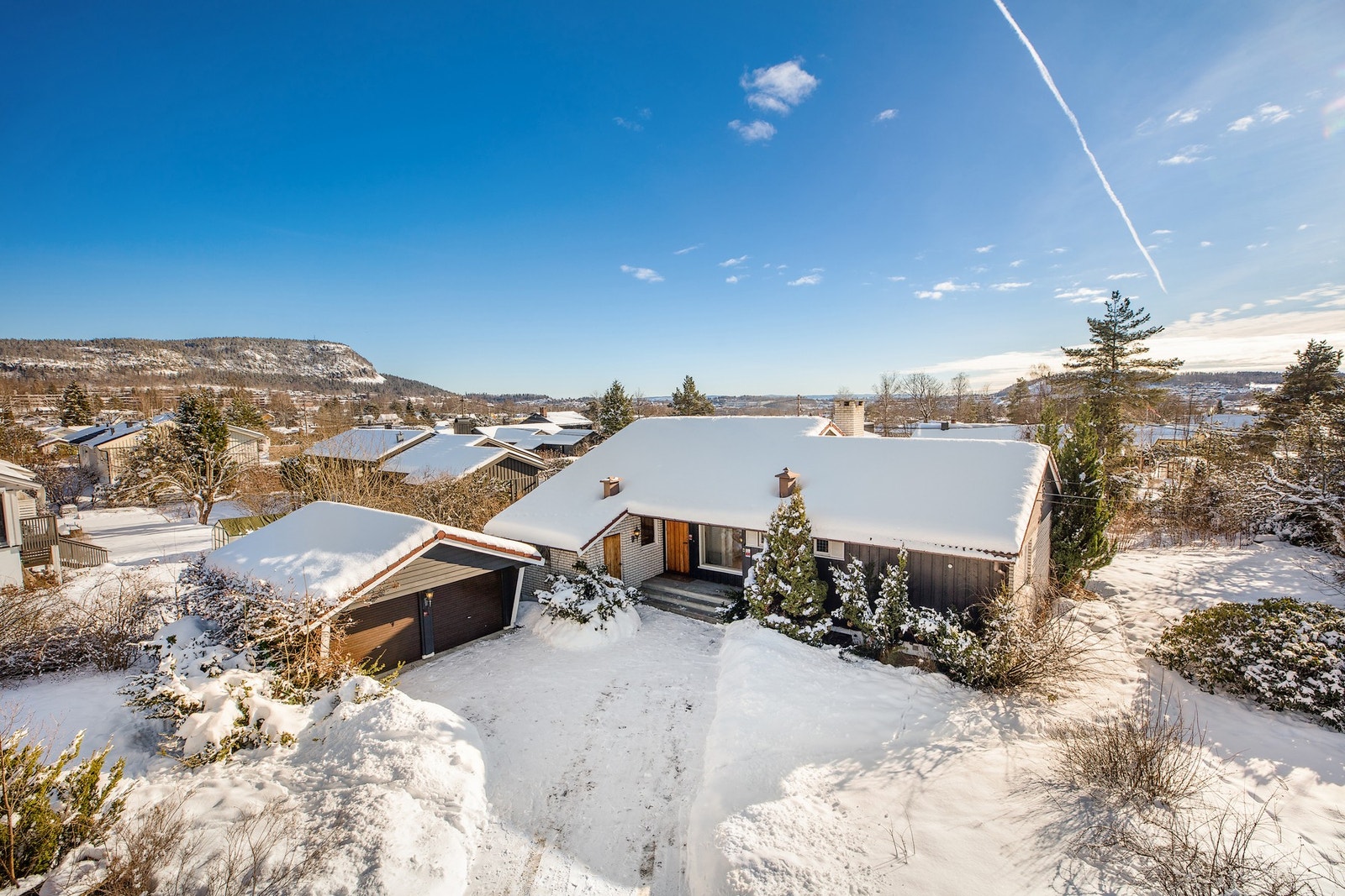 Privatmegleren Bærum ønsker velkommen til visning av denne innholdsrike eneboligen beliggende i et fredelig villaområde på Rykkinn Galleribilde