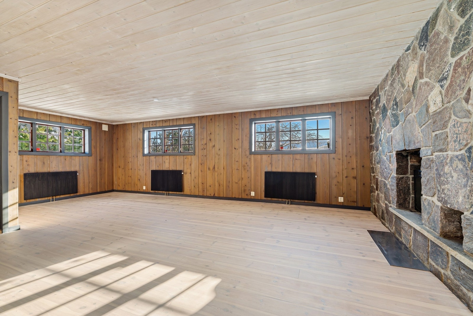 Underetasjen har en flott peisestue (byggemeldt som hobbyrom - ikke omsøkt) Galleribilde