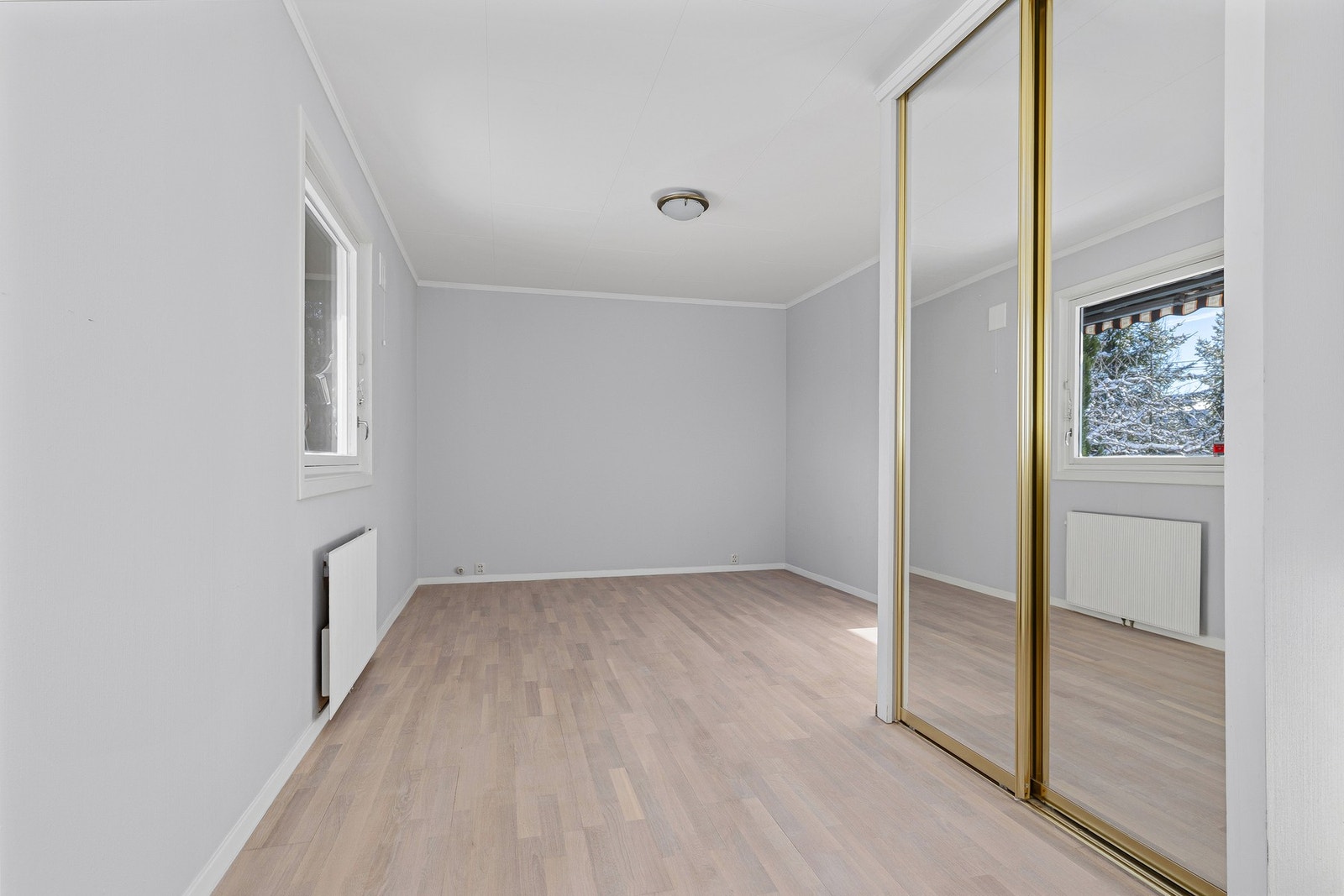 Det romslige hovedsoverom er innredet med både skyvedørsgarderobe og garderoberekke Galleribilde