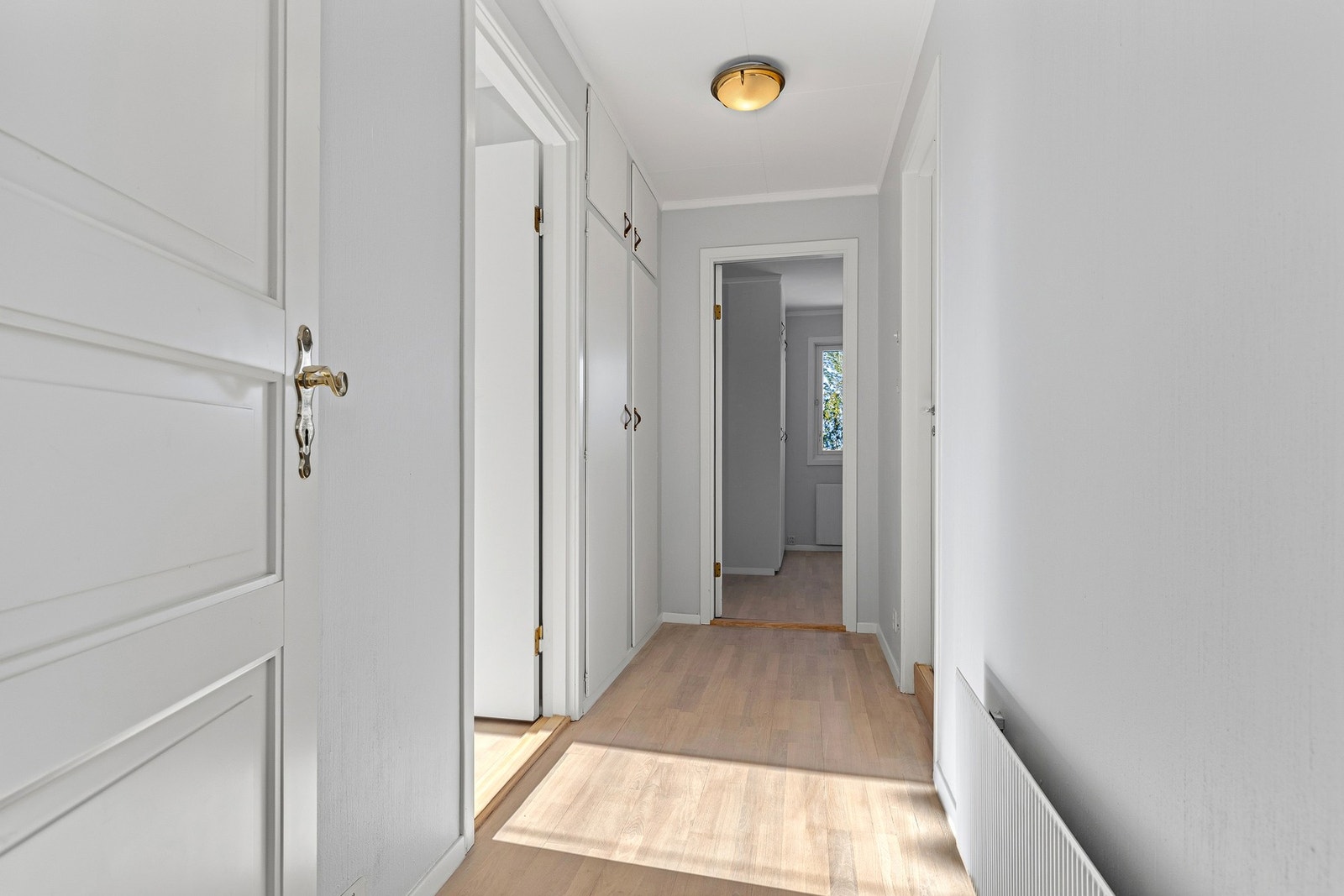 Mellomgang ved soverom og bad i 1. etasje Galleribilde