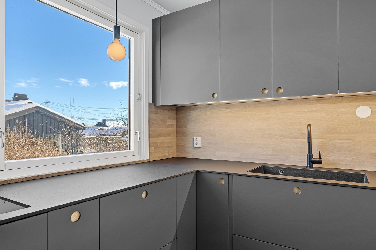 Her er benkeplate i kompaktlaminat (Fundermax) og en underlimt Lavabo kum i sort kompositt Galleribilde