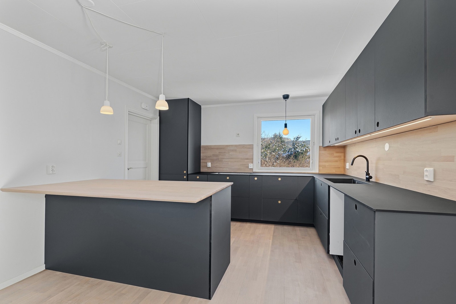 Kjøkkenet fra 2026 har god lagringsplass, kjøkkenøy med spiseplass og dagsaktuelle overflater Galleribilde